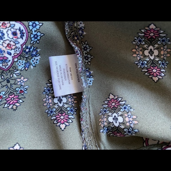 Short sleeve paisley blouse with back zipper - Picture 3 of 3